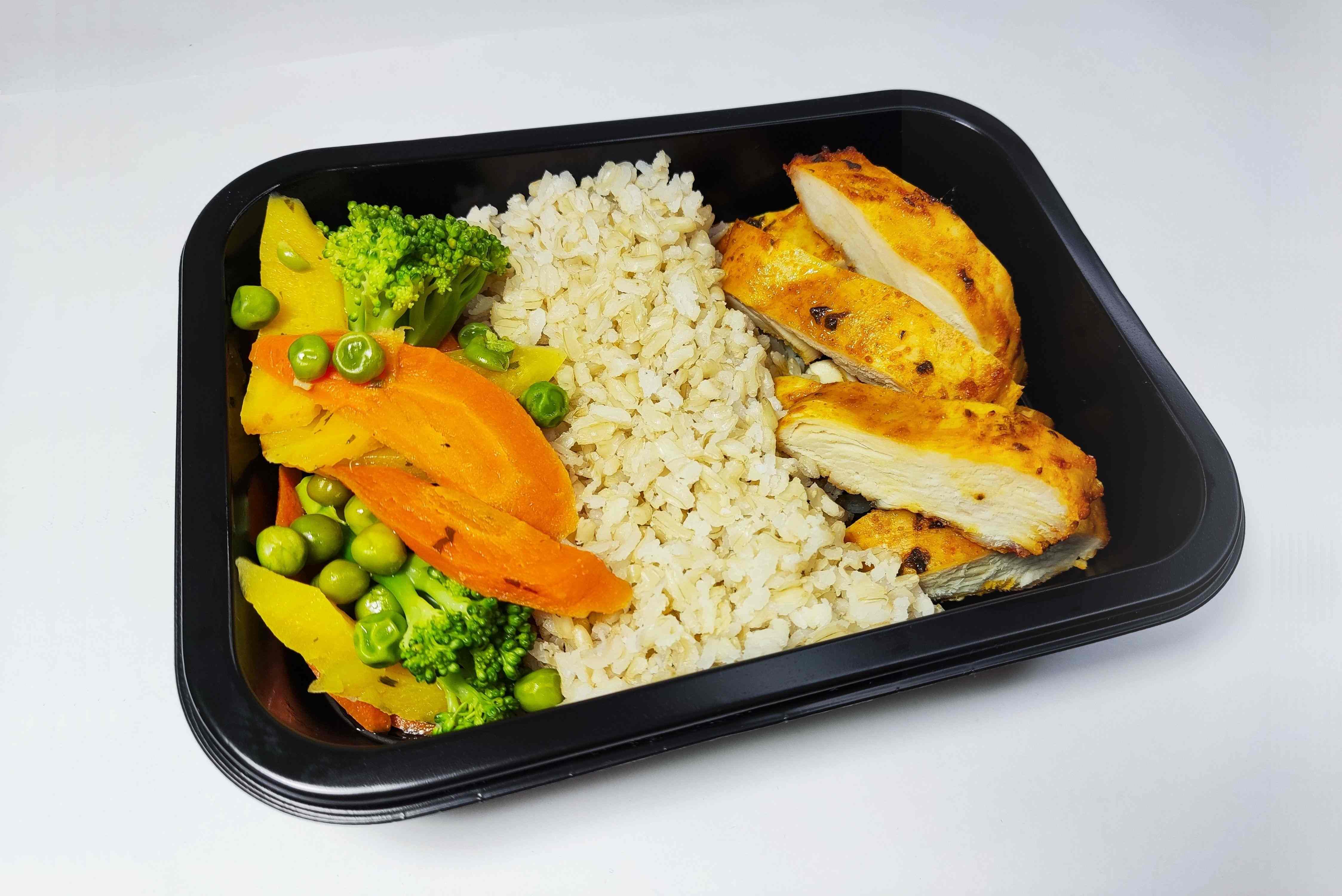 Frango Grelhado com Arroz Integral e Panachê de Legumes compac