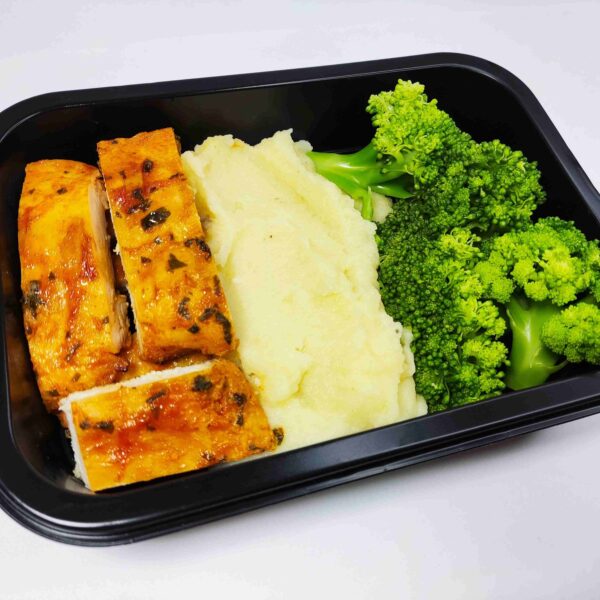Frango Grelhado com Purê de Batata Doce e Brócolis no Vapor