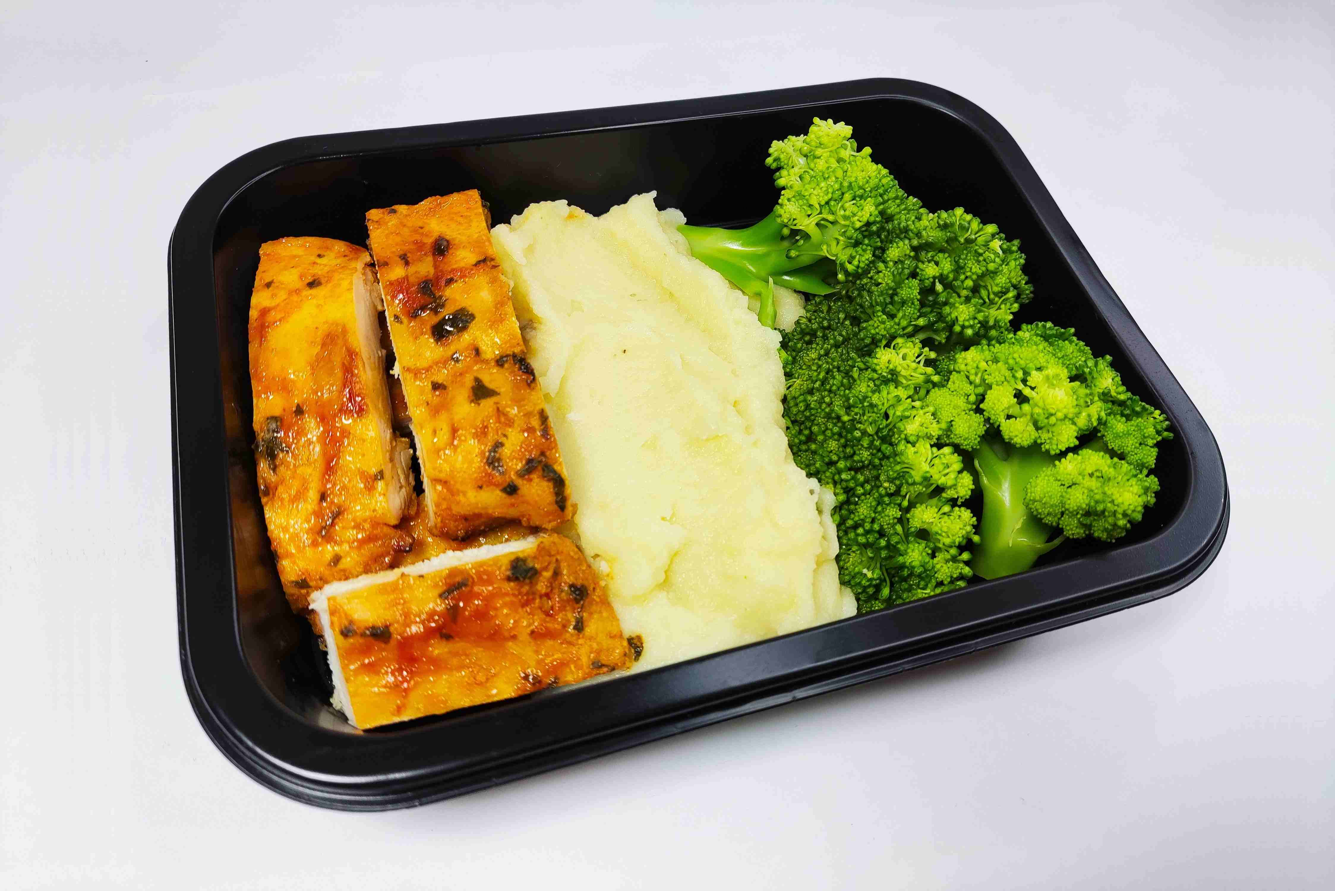 Frango Grelhado com Purê de Batata Doce e Brócolis no Vapor compac