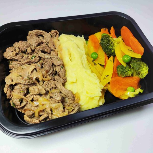 Tiras de Carne Acebolada com Purê de Batata e Panachê de Legumes