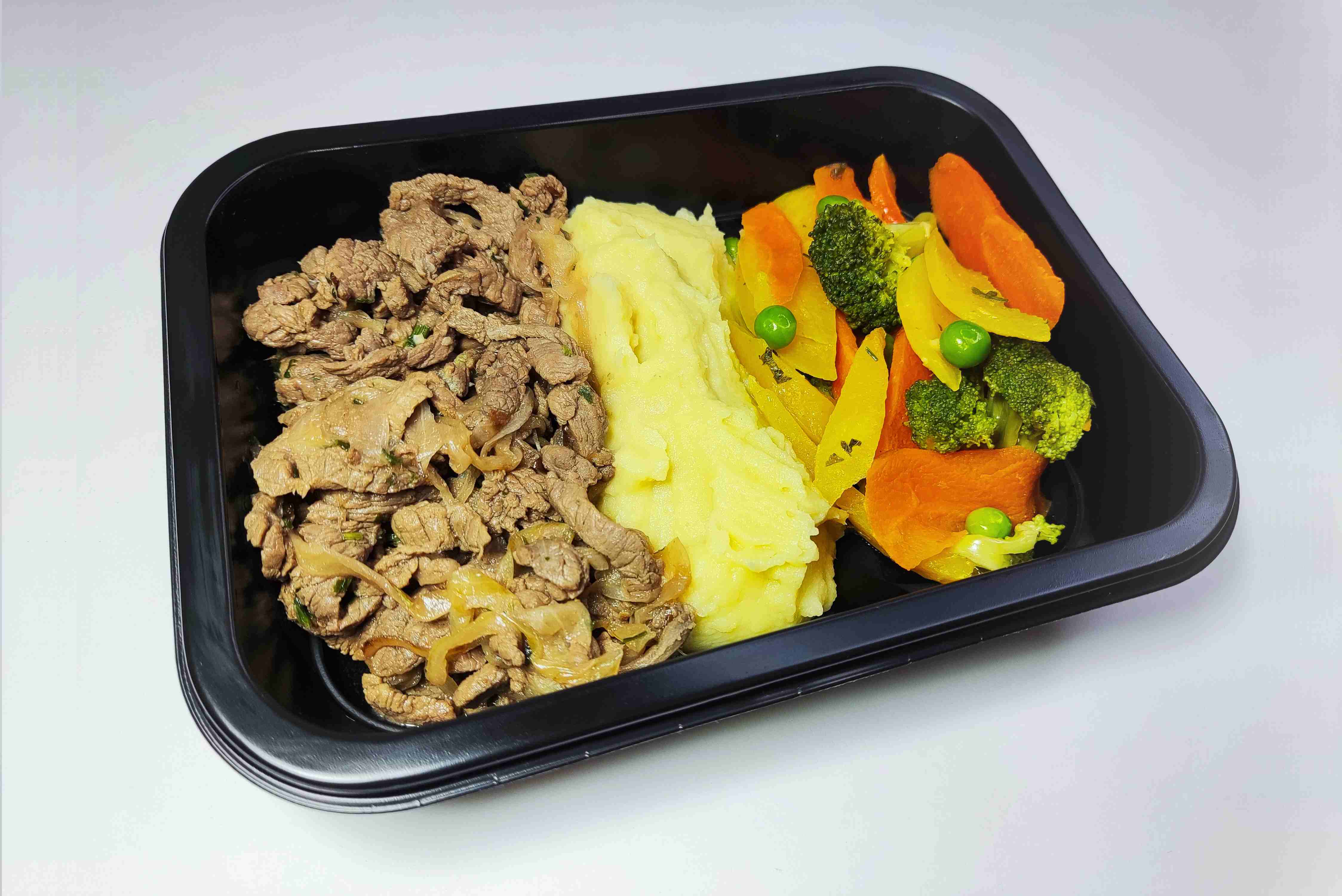 Tiras de Carne Acebolado com Purê de Batata e Panachê de Legumes_compac