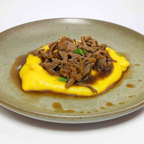 Tiras de Carne Acebolado e Purê de Mandioquinha