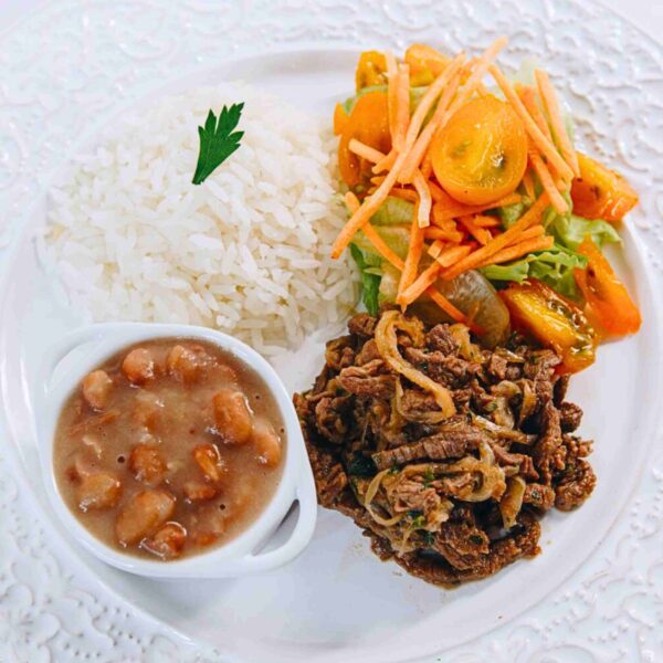 Tiras de Carne Acebolada com Arroz Branco e Feijão Carioca