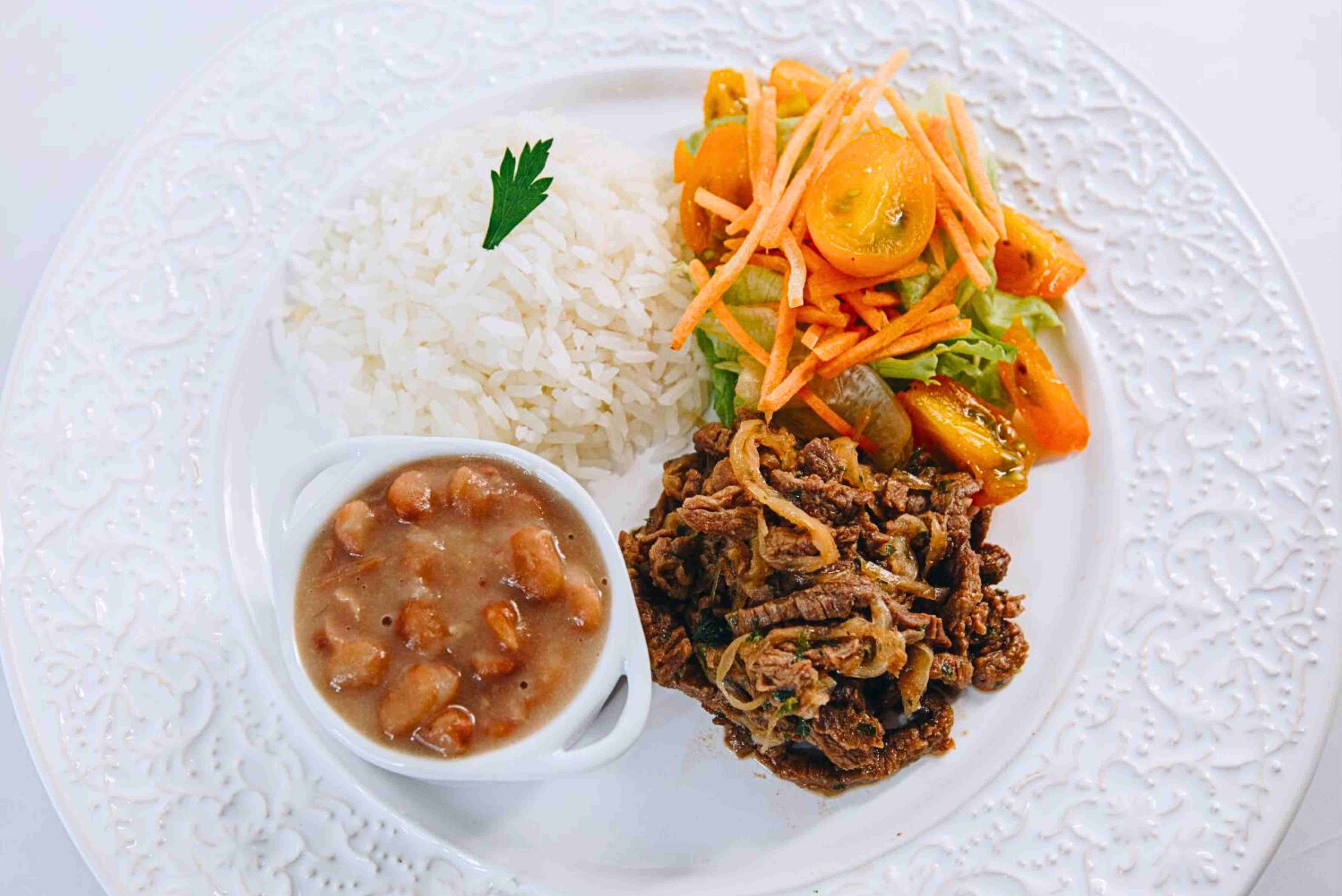 Tiras-de-carne-com-arroz-branco-e-feijão-carioca_compac