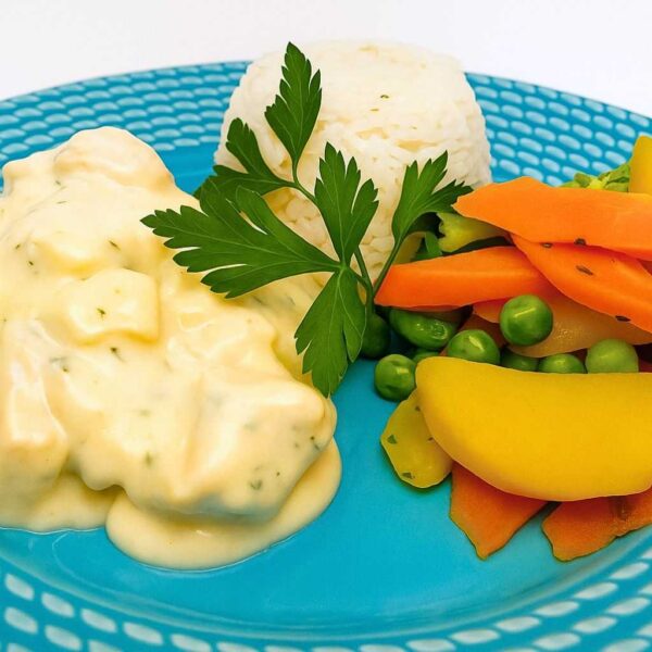 Frango ao Molho de Queijos com Arroz Branco e Panachê de Legumes