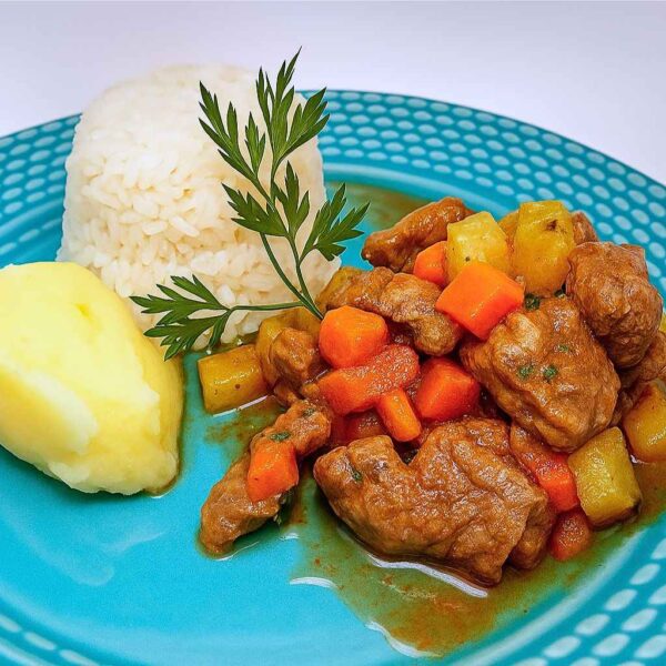 Picadinho de Carne com Arroz Branco e Purê de Batata
