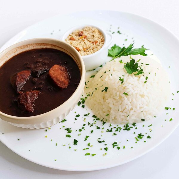 Feijoada com Arroz Branco e Farofa de Mandioca