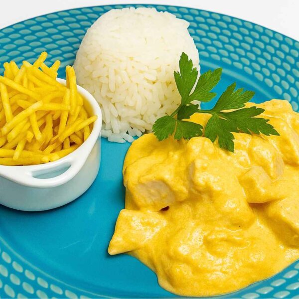 Frango Grelhado com Creme de Milho, Arroz Branco e Batata Palha