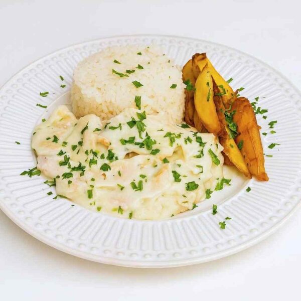 Frango ao Molho de Queijos com Batata Rústica e Arroz Branco