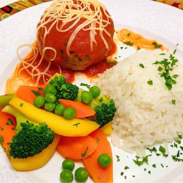 Polpetone recheado com Queijo, Arroz Branco e Panachê de Legumes