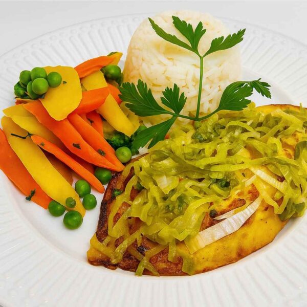 Filé de Saint Peter com Alho Poró, Arroz Branco e Panachê de Legumes