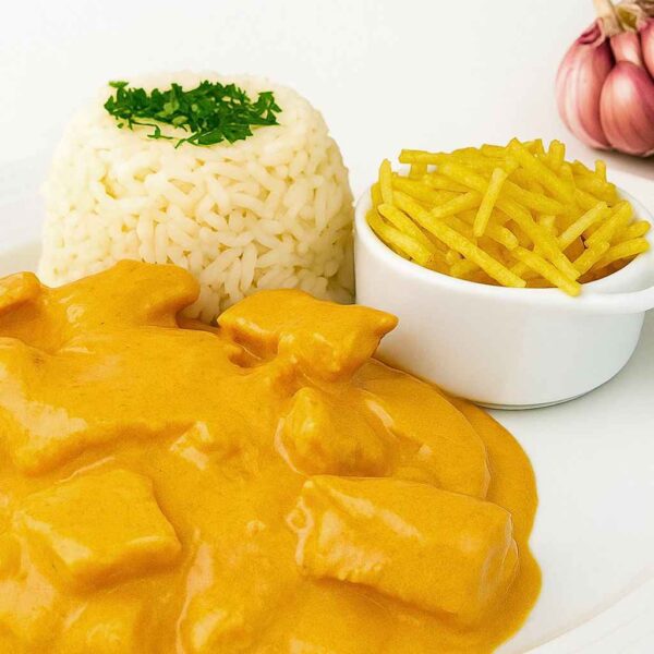 Strogonoff de Frango com Arroz Branco e Batata Palha