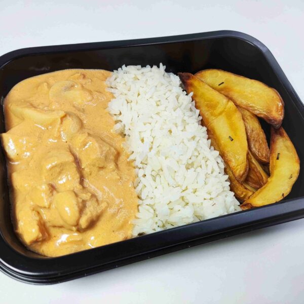 Strogonoff de Frango com Arroz Branco e Batata Rústica