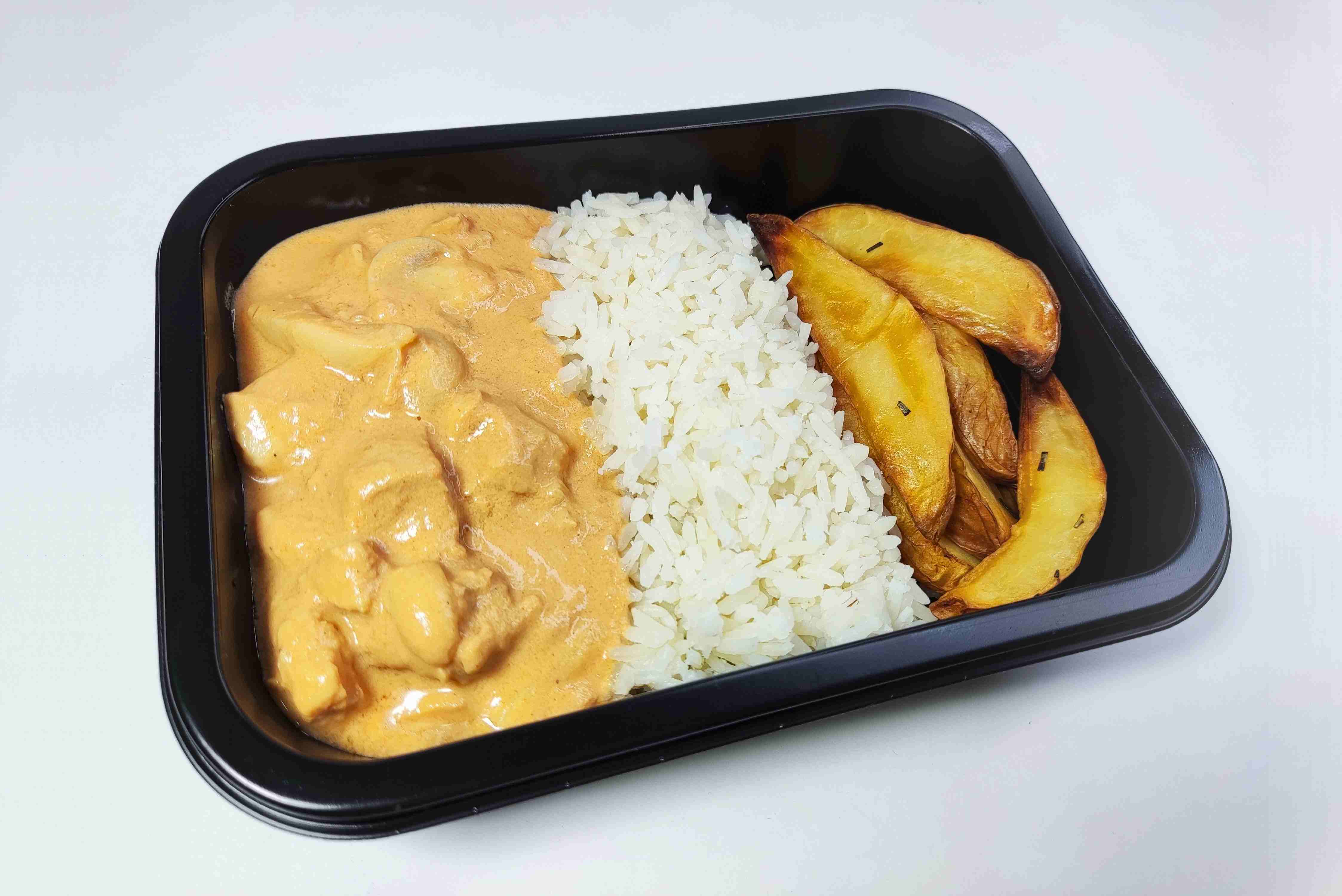 Strogonoff de Frango, Arroz Branco e Batata Rústica_compac